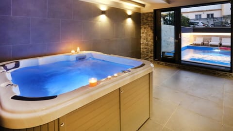 Indoor spa tub