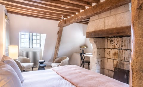 Deluxe Double Room, Non Smoking, Bathtub | Minibar, in-room safe, individually decorated, individually furnished