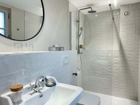 Classic Room | Bathroom | Rainfall showerhead, hair dryer, bathrobes, slippers
