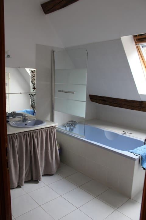 Rainfall showerhead, free toiletries, hair dryer, bathrobes