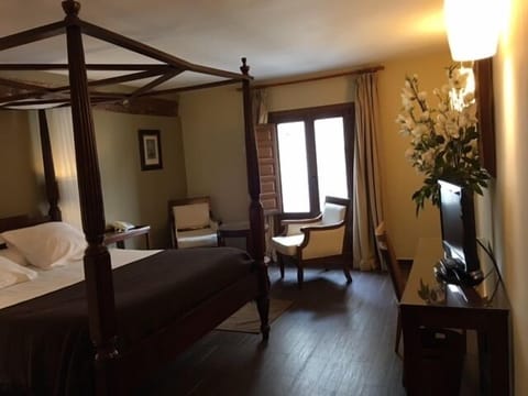 1 bedroom, desk, blackout drapes, bed sheets