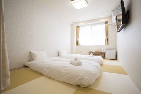 Blackout drapes, free WiFi, bed sheets