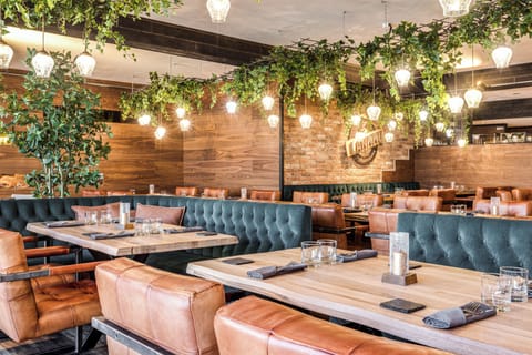 2 restaurants; breakfast, lunch, and dinner served