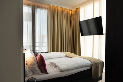 Suite | Free minibar items, in-room safe, desk, blackout drapes