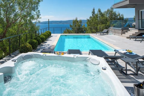 Luxury and stylish Villa IPONI with private pool, whirlpool, sauna and gym
