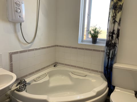 Apartment, 2 Bedrooms | Bathroom | Combined shower/tub, hair dryer, slippers, towels
