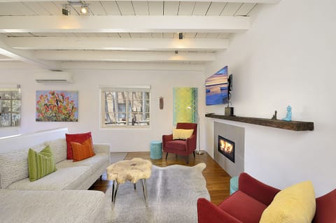 Living room with gas fireplace - HDTV Smart TV