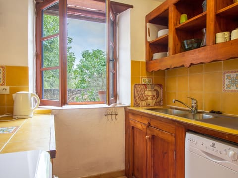 the kitchen, all furnisched