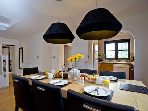 Lovely dining area | Holly - Woodland Retreat, Wadebridge