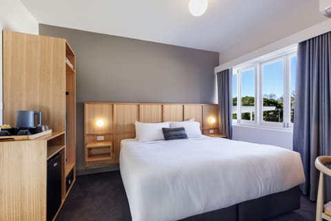 Deluxe Room, 1 King Bed, Non Smoking, Private Bathroom | Pillowtop beds, in-room safe, soundproofing, free WiFi