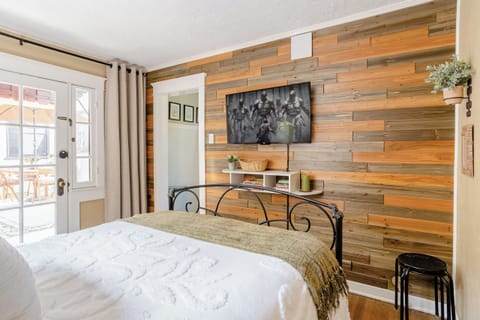 Shiplap walls. Streaming television, plus local channels.