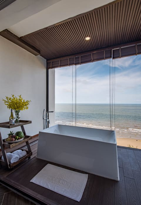 Family Suite | Bathroom | Free toiletries, hair dryer, slippers, bidet