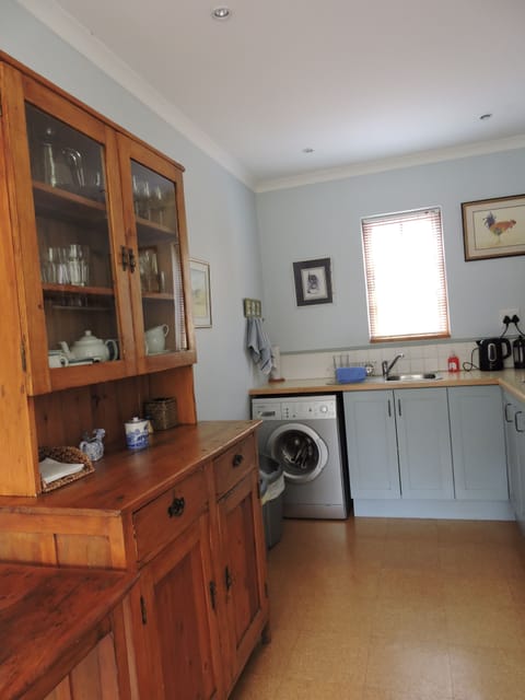 Garden Suite | Private kitchen | Full-size fridge, microwave, oven, stovetop