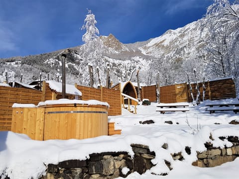 Sauna, hot tub