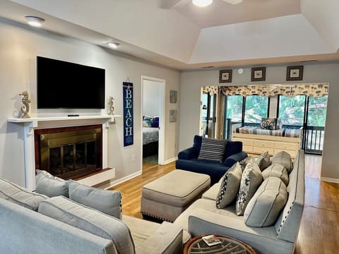 Welcome to this 3 bedroom Sparrow Pond cottage!