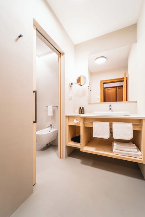Sauna, hot tub, steam room, body treatments, aromatherapy