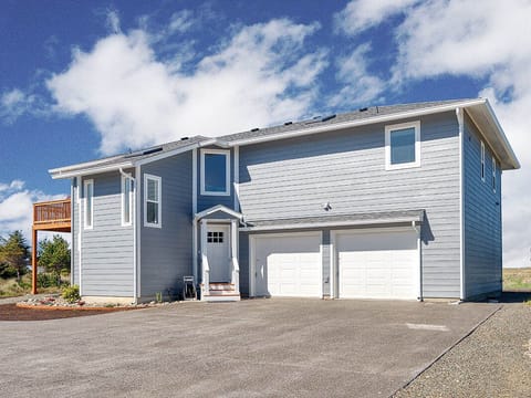 Calder Beachfront Retreat - plenty of parking space for your group