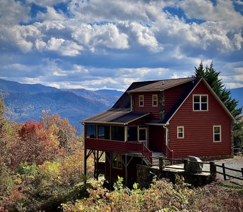 Luxurious mountain retreat with panoramic long range mountain views