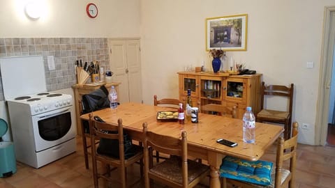 Kitchen across from livingroom