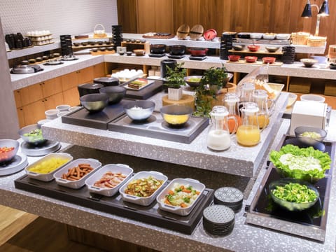 Daily buffet breakfast for a fee