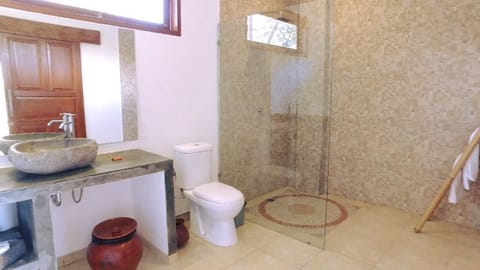 Family Room | Bathroom | Shower, rainfall showerhead, free toiletries, towels