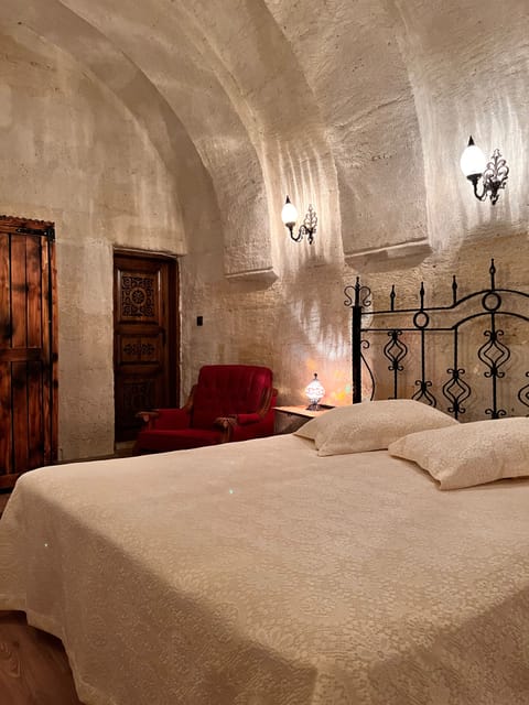 Family Suite, 2 Bedrooms | Laptop workspace, free cribs/infant beds, free WiFi, bed sheets