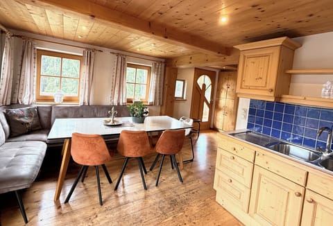 House, 5 Bedrooms | In-room dining