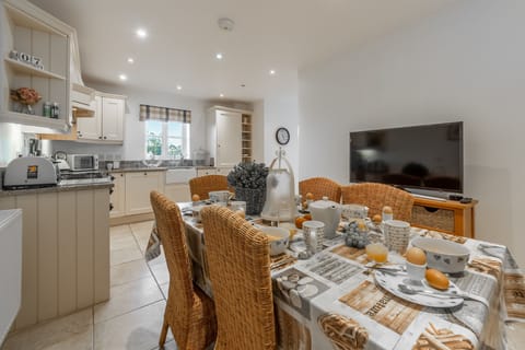 The Moorings, Wells-next-the-Sea: Open plan dining area and kitchen