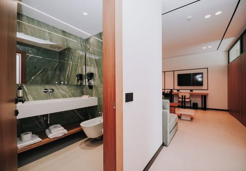 Family Suite | Premium bedding, minibar, in-room safe, blackout drapes