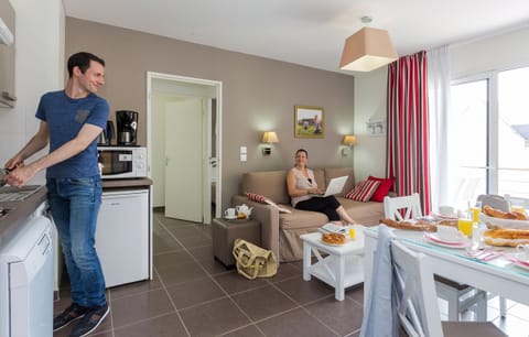 Prepare meals in the fully equipped kitchen and enjoy them together at the dining table.