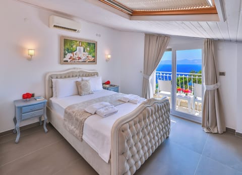 Honeymoon Room, Sea View | Egyptian cotton sheets, minibar, soundproofing, free cribs/infant beds