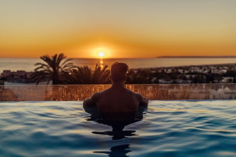 3 indoor pools, 2 outdoor pools, sun loungers