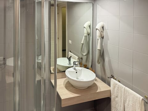 Room (Ulivi ) | Bathroom | Hair dryer, bidet, towels