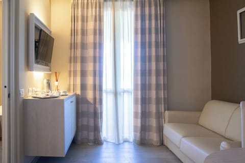 Suite | In-room safe, desk, iron/ironing board, free WiFi