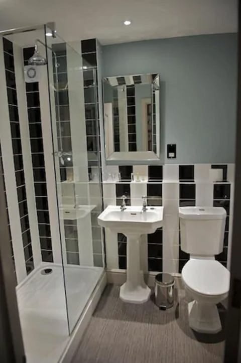 Combined shower/tub, free toiletries, hair dryer, towels