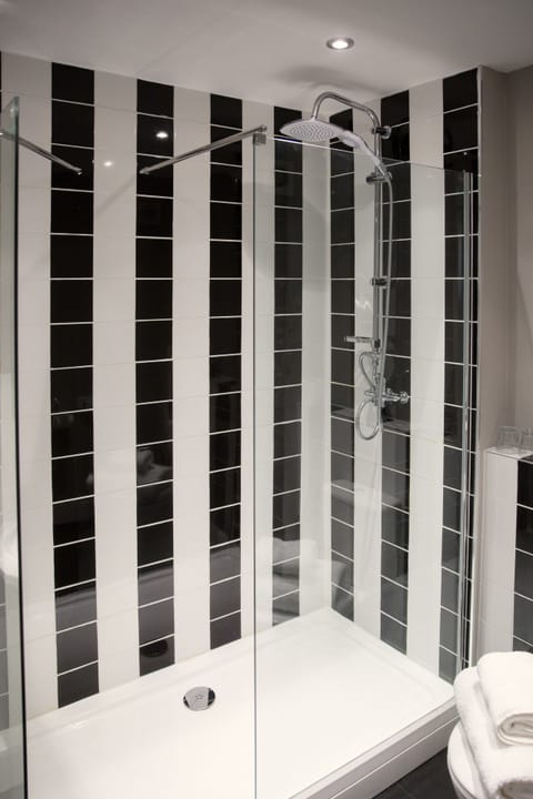 Family Room | Bathroom | Combined shower/tub, free toiletries, hair dryer, towels