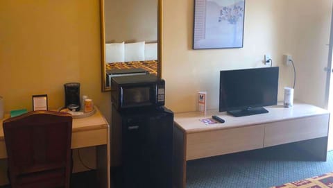 Individually furnished, desk, iron/ironing board, free WiFi