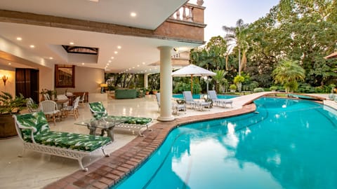 3 outdoor pools, pool umbrellas, sun loungers