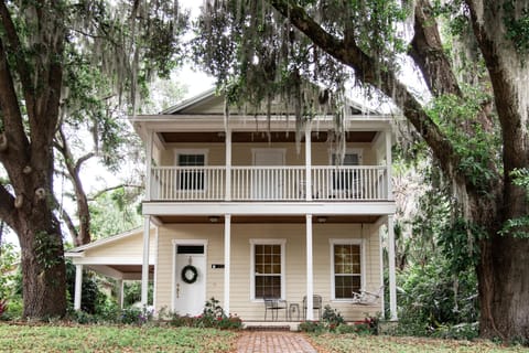 Lake Morton Colonial on historic brick road