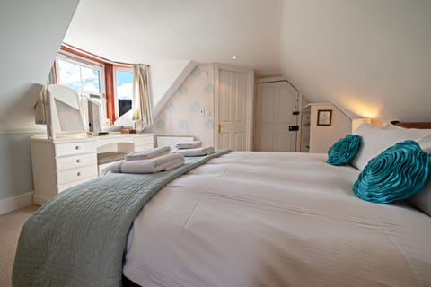 Standard King Room | Egyptian cotton sheets, premium bedding, down comforters