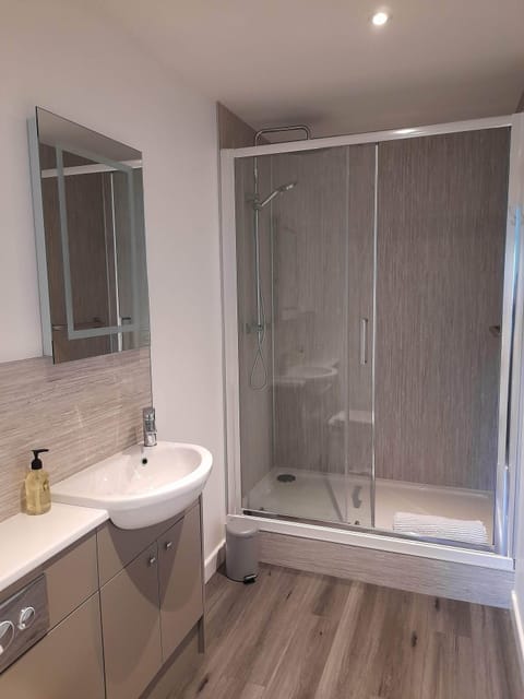 Superior Room, 1 King Bed | Bathroom | Eco-friendly toiletries, hair dryer, towels, soap