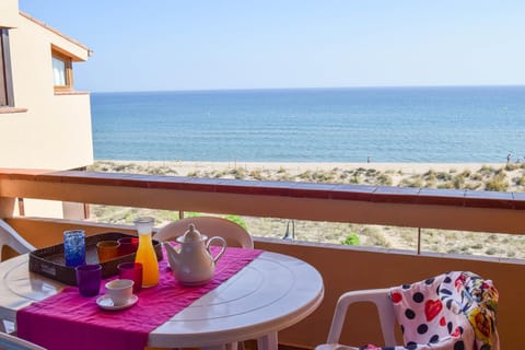 First Line Apartment . Two double rooms Internet. Parquing Pool.Pals.Costa Brava