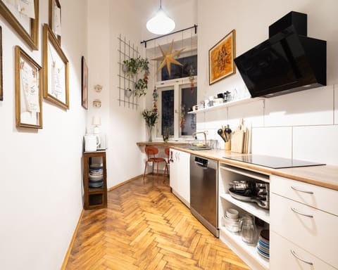 Full-size fridge, stovetop, dishwasher, griddle