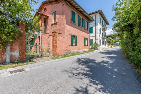 Exterior view of La Rosa (second floor)