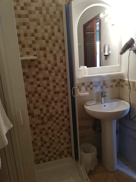 Single Room | Bathroom | Shower, free toiletries, hair dryer, bidet