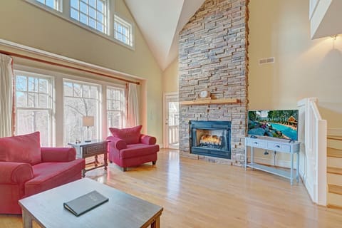 Living Room Area--- Cozy Gas Log Fireplace, TV