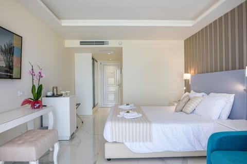 Double Room, Pool Access (Swim-Up) | In-room safe, soundproofing, free WiFi