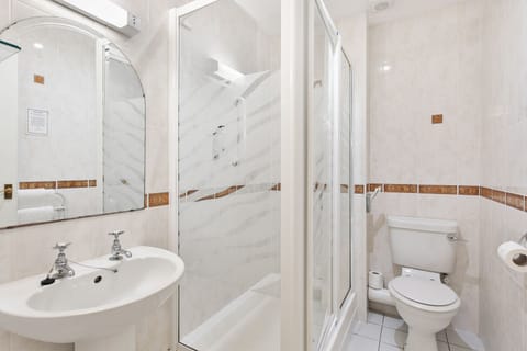 Family Room | Bathroom | Combined shower/tub, free toiletries, hair dryer, towels