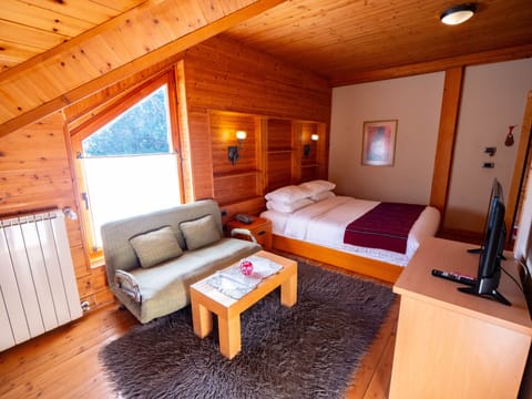 Junior Double Room | Minibar, free WiFi, bed sheets