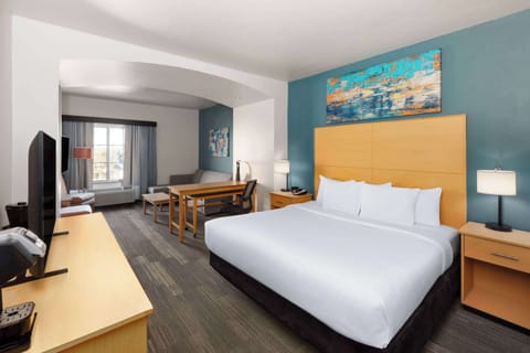 Deluxe Room, 1 King Bed, Non Smoking (Deluxe Executive Room) | Premium bedding, in-room safe, desk, iron/ironing board